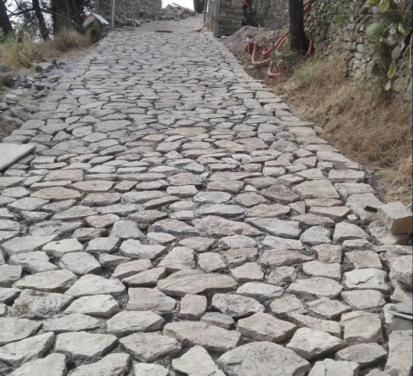 Strada in pietra